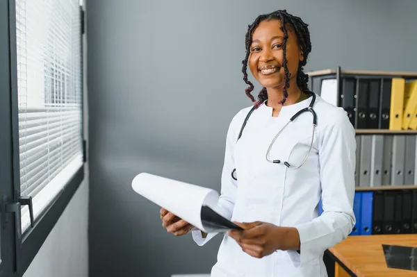 Portret Uśmiechniętej Lekarki Białym Płaszczu Stetoskopem Gabinecie Szpitalnym — Zdjęcie stockowe
