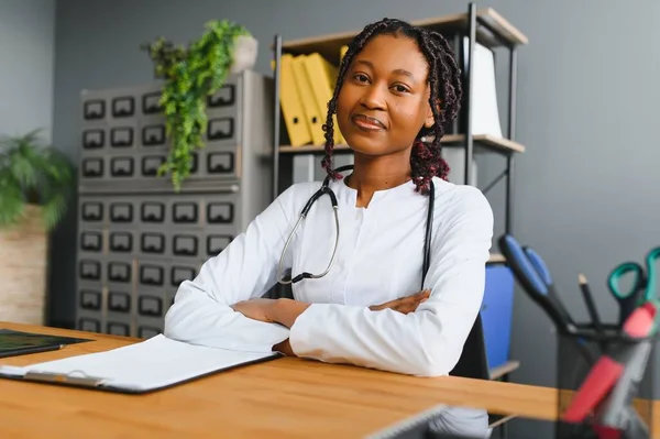 Ofiste Beyaz Ceketli Kadın Doktor Portresi