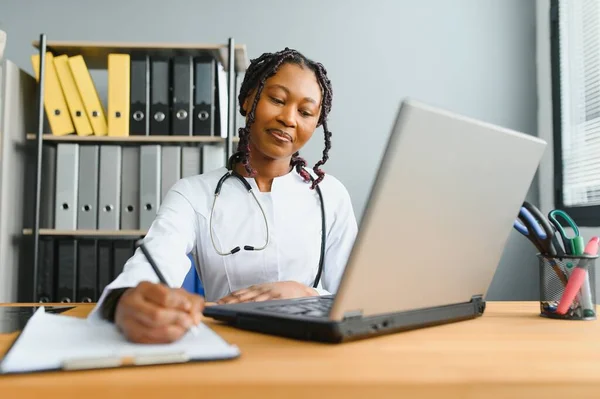 Afrikalı kadın doktor çevrimiçi teletıp görüntülü arama hastası yapıyor. Afro-Amerikalı siyahi kadın terapist uzaktan video konferans sohbetinde kamerayla konuşuyor. Web kamerası görüntüsü, yüz görüntüsü