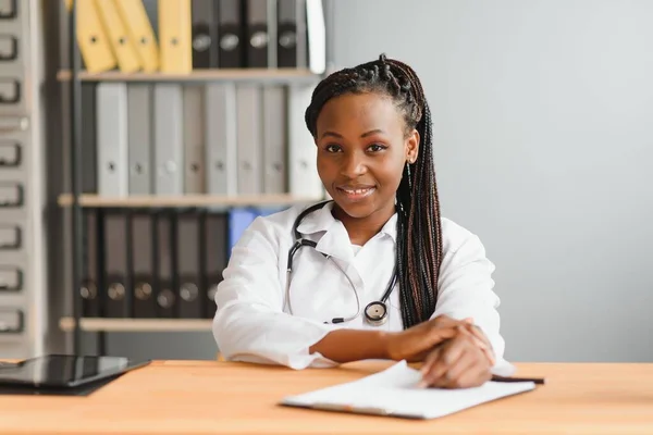 Afrykański Lekarz Dokonać Telemedycyny Online Rozmowy Wideo Skonsultować Pacjenta Afro — Zdjęcie stockowe