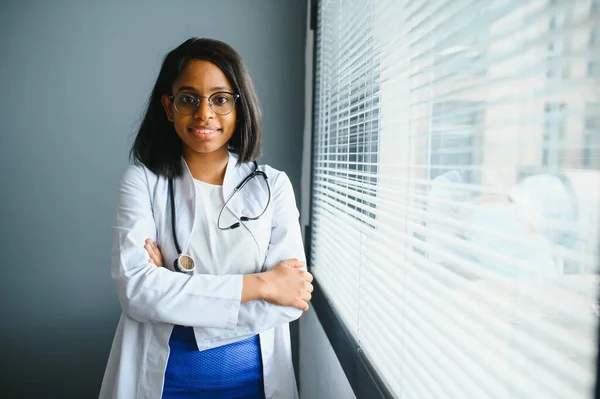 Retrato Una Doctora Sonriente Usando Una Capa Blanca Con Estetoscopio — Foto de Stock