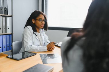 Sağlık ekibi ile hastaların tedavi seçenekleri tartışıyor