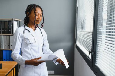Ofiste Beyaz Ceketli Kadın Doktor Portresi