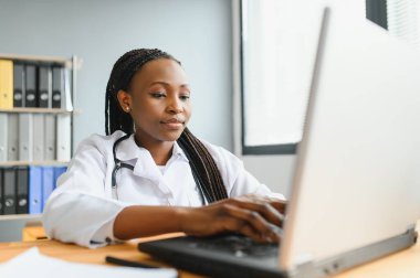 Afrikalı kadın doktor çevrimiçi teletıp görüntülü arama hastası yapıyor. Afro-Amerikalı siyahi kadın terapist uzaktan video konferans sohbetinde kamerayla konuşuyor. Web kamerası görüntüsü, yüz görüntüsü