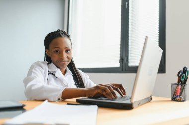 Afrikalı kadın doktor çevrimiçi teletıp görüntülü arama hastası yapıyor. Afro-Amerikalı siyahi kadın terapist uzaktan video konferans sohbetinde kamerayla konuşuyor. Web kamerası görüntüsü, yüz görüntüsü