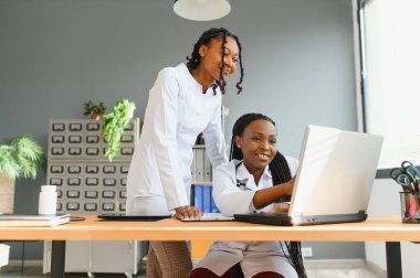 güzel genç kadın hemşire laptop ile eğleniyor