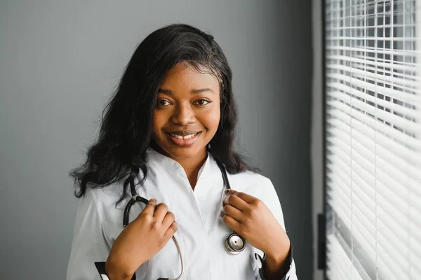 Portrait Smiling Female Doctor Wearing White Coat Stethoscope Hospital Office — Stock Photo, Image