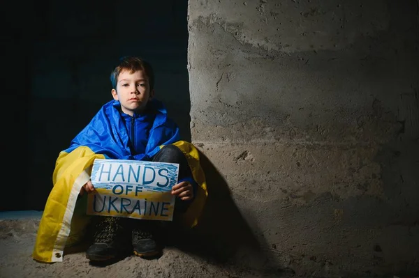 ウクライナの少年はウクライナの旗を持っている ロシアとウクライナの戦争 ウクライナの泣く少年は ウクライナでの戦争を停止するように求めます メッセージ付きの子供 Stop War — ストック写真
