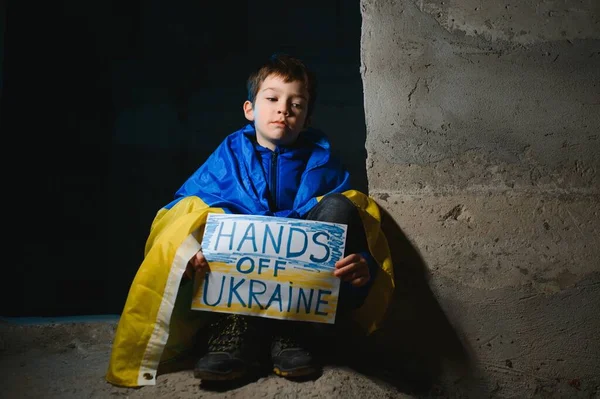 Rysslands Krig Mot Ukraina Ukrainska Gråtande Pojke Ber Att Stoppa — Stockfoto
