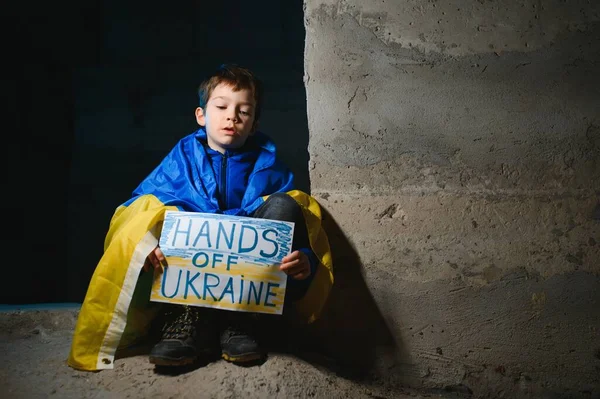 平和への支援のサインを持っている若い子供は戦争を望んでいない平和的な生活を望む子供 ウクライナでの継続的な戦争に関連した写真 — ストック写真