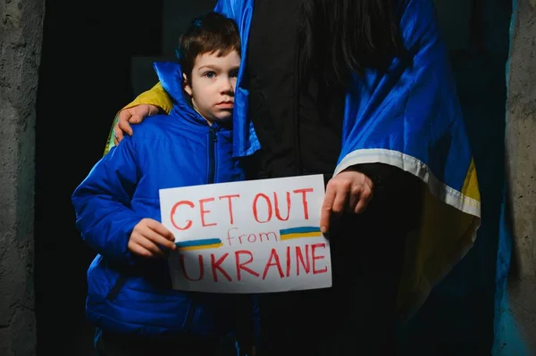 Älskade Mor Som Håller Sitt Barn Skyddsrummet Kriget Ukraina Rysslands — Stockfoto