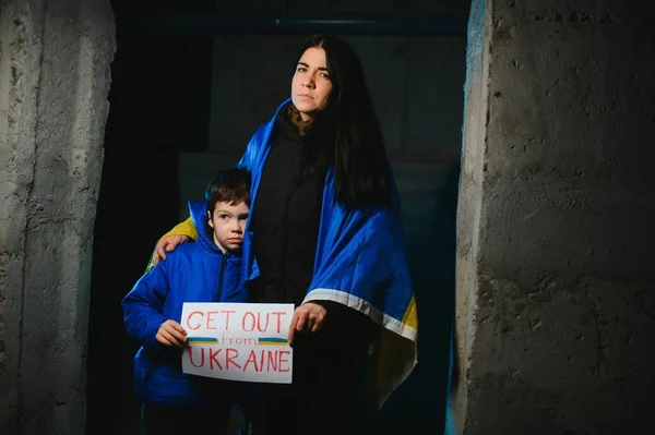 Війна Україні Мати Дитиною Мають Табличку Яка Закликає Кінця Війни — стокове фото
