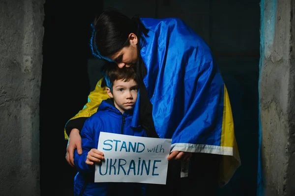 Smutná Matka Objímající Svého Syna Oba Sobě Ukrajinské Národní Barvy — Stock fotografie