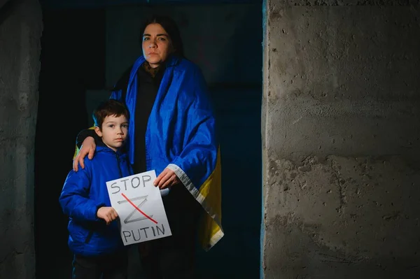 Válka Ukrajině Matka Dítě Drží Plaketu Volající Ukončení Války Ruská — Stock fotografie