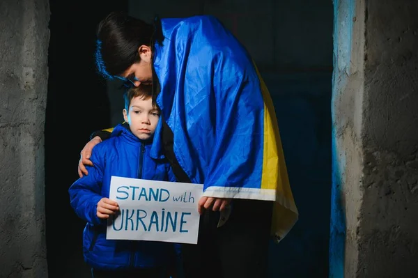 Сумна Мати Обіймає Сина Вдягнена Український Національний Колір Чорному Тлі — стокове фото