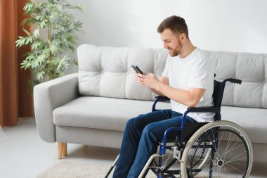 Tekerlekli sandalyede yakışıklı delikanlı