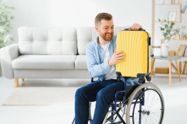 Genç engelli adam yaz tatiline hazırlanıyor.