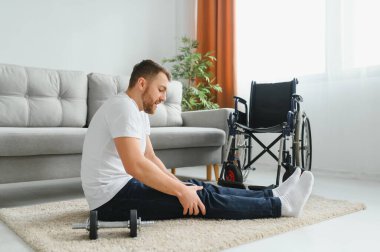 Evde yaralanan engelli adam iyileşiyor