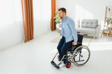 Ben boşum. Tekerlekli sandalyeden kalk ve bastonunu at.