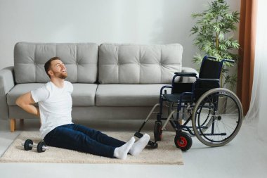 Evde yaralanan engelli adam iyileşiyor