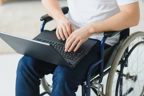 Современный Молодой Инвалид Инвалидной Коляске Имеет Видеозвонок — стоковое фото