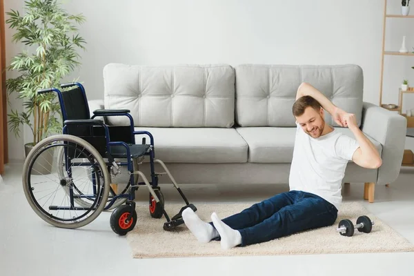 Niepełnosprawny Sportowiec Robi Rozciąganie Ćwiczenia Tle Wózka Inwalidzkiego Życie Osoby — Zdjęcie stockowe