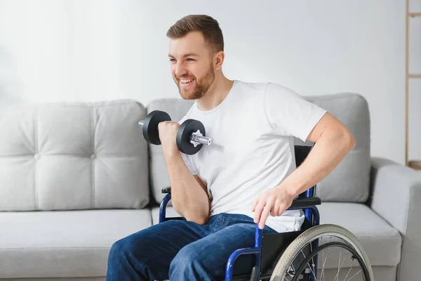 Sportovec Sedí Invalidním Vozíku Natahuje Paže Činkami Během Rehabilitačního Cvičení — Stock fotografie