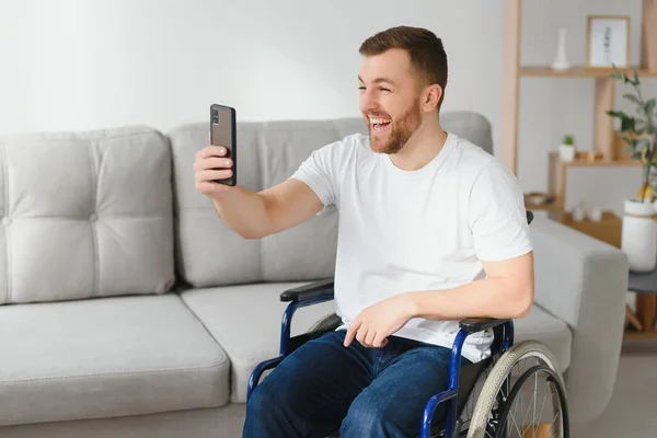 呆在家里用现代智能手机进行视频交谈的残疾人 残疾和技术的概念 — 图库照片