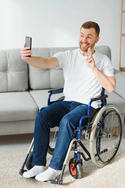 Behinderter Mann Benutzt Modernes Smartphone Für Videogespräche Während Hause Bleibt — Stockfoto
