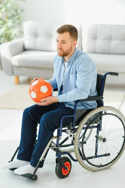 Hombre Discapacitado Silla Ruedas Sosteniendo Pelota Con Tristeza Puede Jugar —  Fotos de Stock