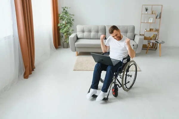 Porträt Eines Lächelnden Behinderten Mannes Der Rollstuhl Sitzt Und Von — Stockfoto