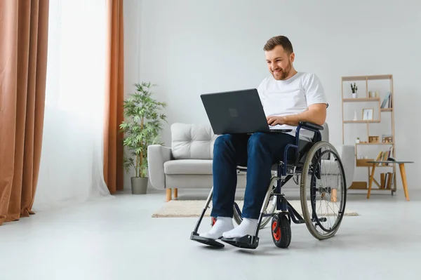 Человек Инвалидной Коляске Работает Ноутбуке Гостиной — стоковое фото