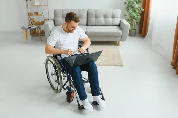 Портрет Улыбающегося Мужчины Инвалида Сидящего Инвалидной Коляске Работающего Ноутбуке Дома — стоковое фото