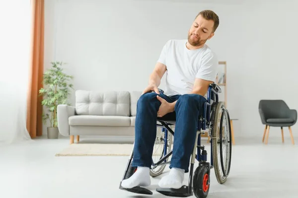 Pria Cacat Rumah Mencoba Berdiri Kursi Roda Konsep Rehabilitasi Setelah — Stok Foto