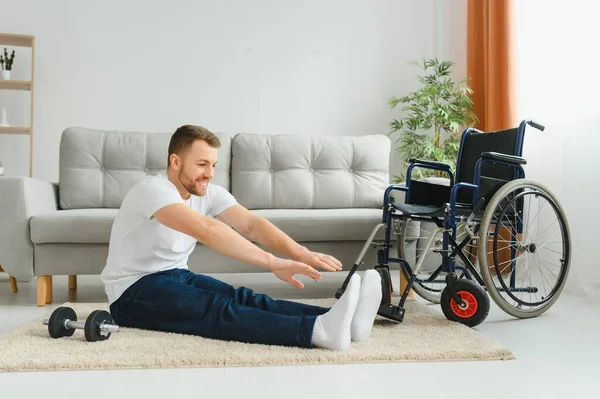 Deficiente Homem Recuperando Lesão Casa — Fotografia de Stock