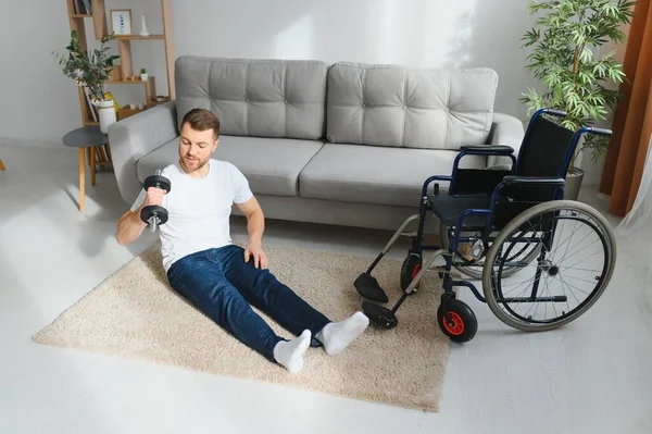 Muž Zakázáno Sport Pro Tělesně Postižené Muž Invalidním Vozíku Činkami — Stock fotografie