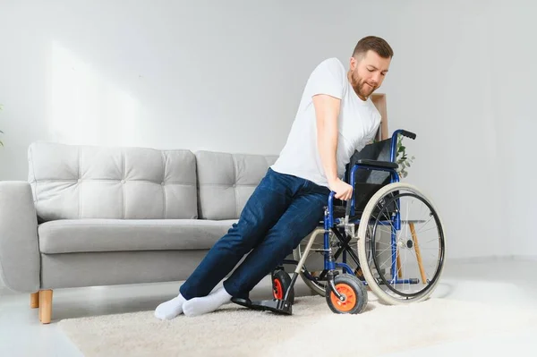 Disabili Giovane Ragazzo Nero Cercando Sedersi — Foto Stock