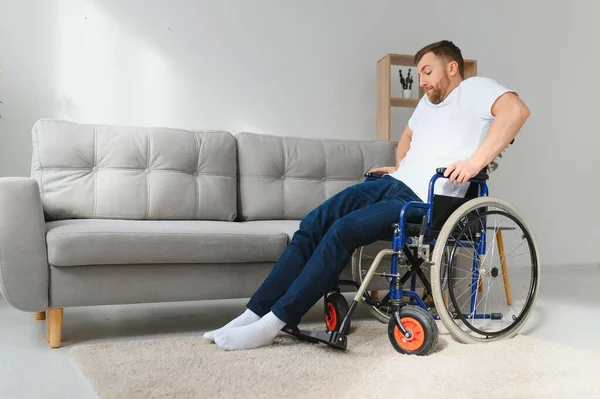 家中的残疾人试图用轮椅站起来 受伤和车祸后康复的概念 — 图库照片