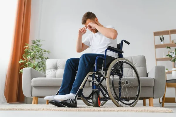 Depresja Samotność Niepełnosprawnych Starszy Mężczyzna Wózku Inwalidzkim Płacze Domu — Zdjęcie stockowe