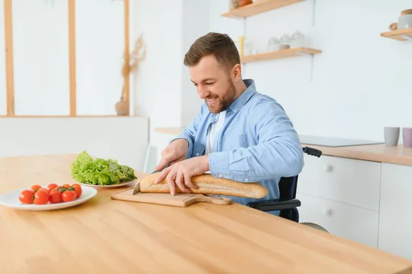 Jovem Homem Com Deficiência Sentado Cadeira Rodas Preparando Alimentos Cozinha — Fotografia de Stock