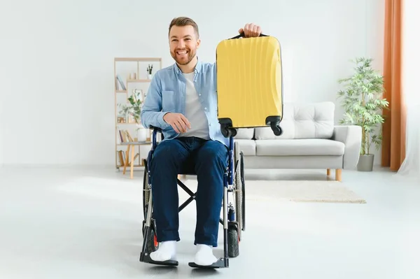 Junger Mann Rollstuhl Bereitet Sich Hause Auf Abreise Vor — Stockfoto