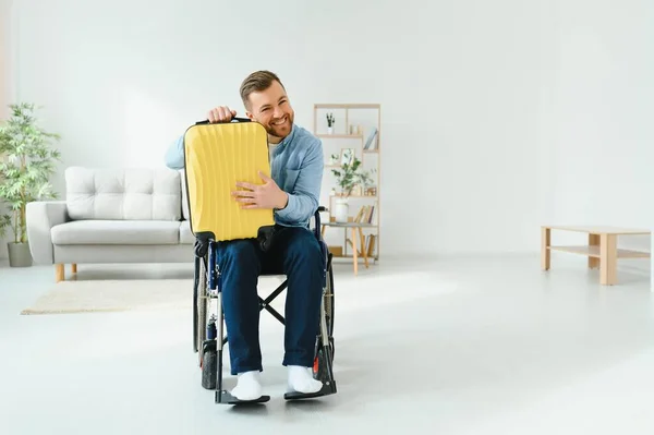 Osoba Niepełnosprawna Domu Walizką Przygotowuje Się Wakacji Koncepcja Czasu Wolnego — Zdjęcie stockowe