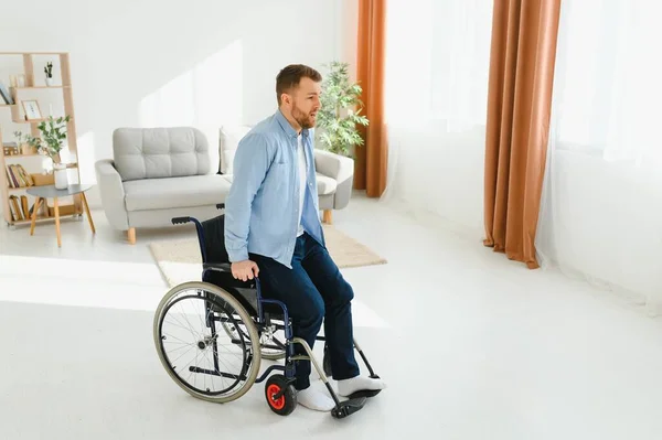 Jeune Handicapé Essayant Lever Fauteuil Roulant Maison Espace Copie — Photo