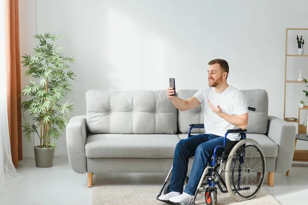 Handicapé Utilisant Smartphone Moderne Pour Conversation Vidéo Tout Restant Maison — Photo