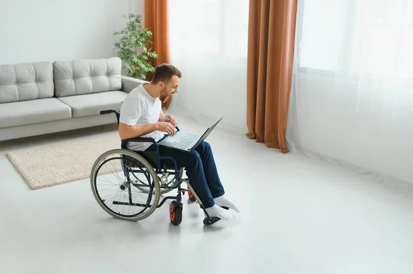 Arbeit Hause Gelähmte Männliche Person Mit Laptop Auf Knien Und — Stockfoto