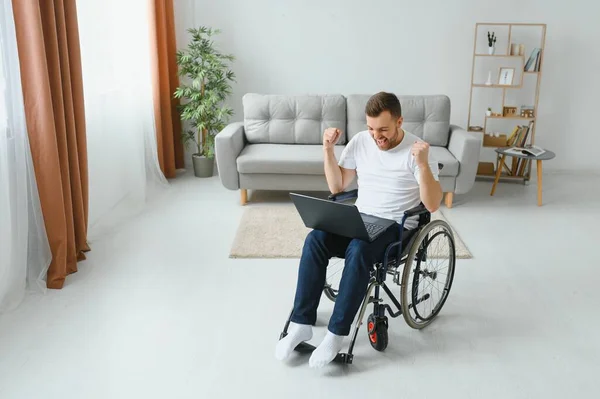 Человек Инвалидной Коляске Работает Ноутбуке Гостиной — стоковое фото