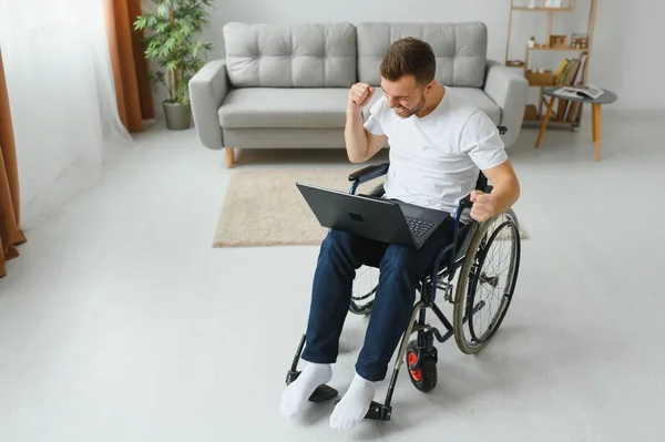轮椅上的现代残疾青年有视频通话 — 图库照片