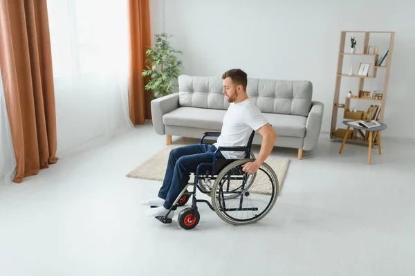 Jovem Homem Bonito Cadeira Rodas — Fotografia de Stock