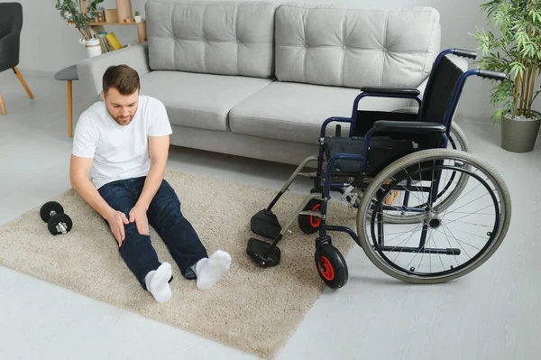 Behinderter Mann Erholt Sich Von Verletzung Hause — Stockfoto