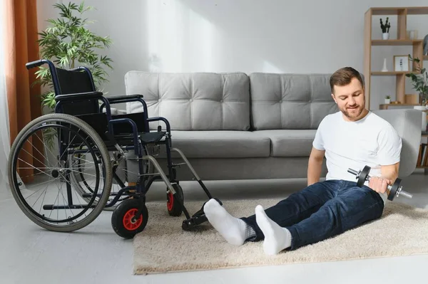 Gehandicapte Sporter Doet Stretching Oefeningen Rolstoelachtergrond Leven Van Een Gehandicapte — Stockfoto